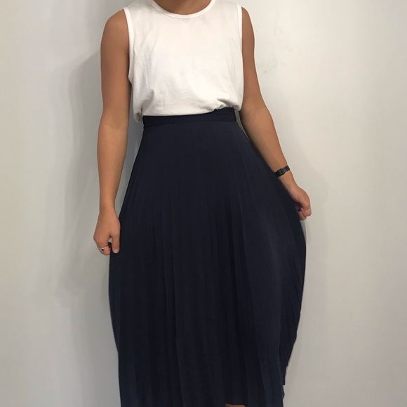NAVY PLEATED MIDI SKIRT!! - Picture 2 of 3
